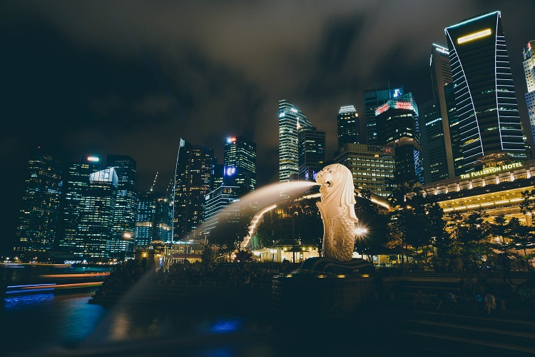 Skyscrapers and fountains illuminated in Singapore at night