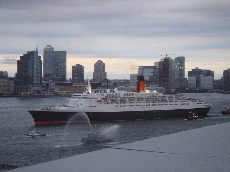 Cunard Queen Elizabeth 2 at the 2007 Three Queens event in New York harbour
