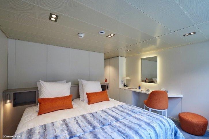 CAT. C - Main Deck 2 Adjustable Twin Beds