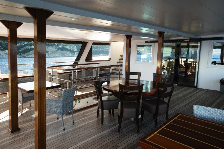 Mid Deck